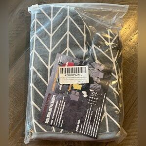 Oven Mitt 4 pc Set, 2 Mitts & 2 Potholders, Gray and White Chevron